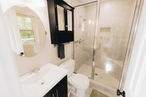 Dusche, Haartrockner, Handtücher, Seife