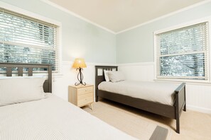 Iron/ironing board, WiFi, bed sheets - Sennett's Hole Hideaway - Eno River Retreat (Durham)