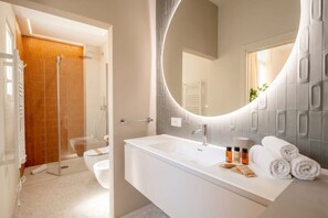 Ein modernes Badezimmer mit Dusche, Toilette und Waschbecken.