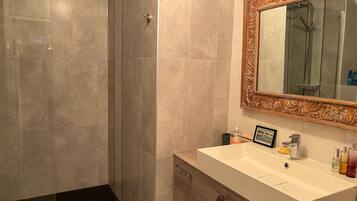 Een douche, een haardroger