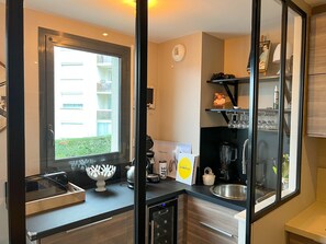 Refrigerador, microondas, horno, placa de cocina