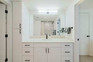 Suite, 2 chambres | Salle de bain