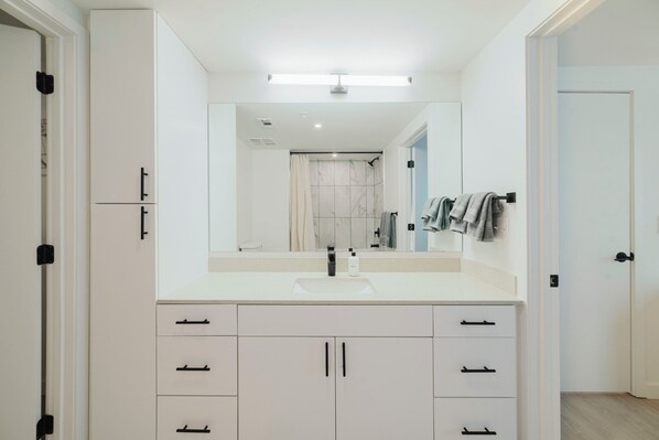 Suite, 2 Bedrooms | Bathroom - Sentral Joinery North (Charlotte)