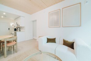 Suite, 1 Bedroom | Living area - Sentral Joinery North (Charlotte)