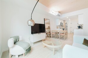 Suite, 1 Bedroom | Living area
