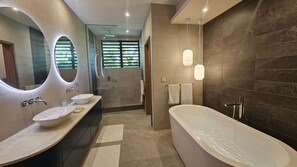 Bidet, Handtücher, Seife, Toilettenpapier