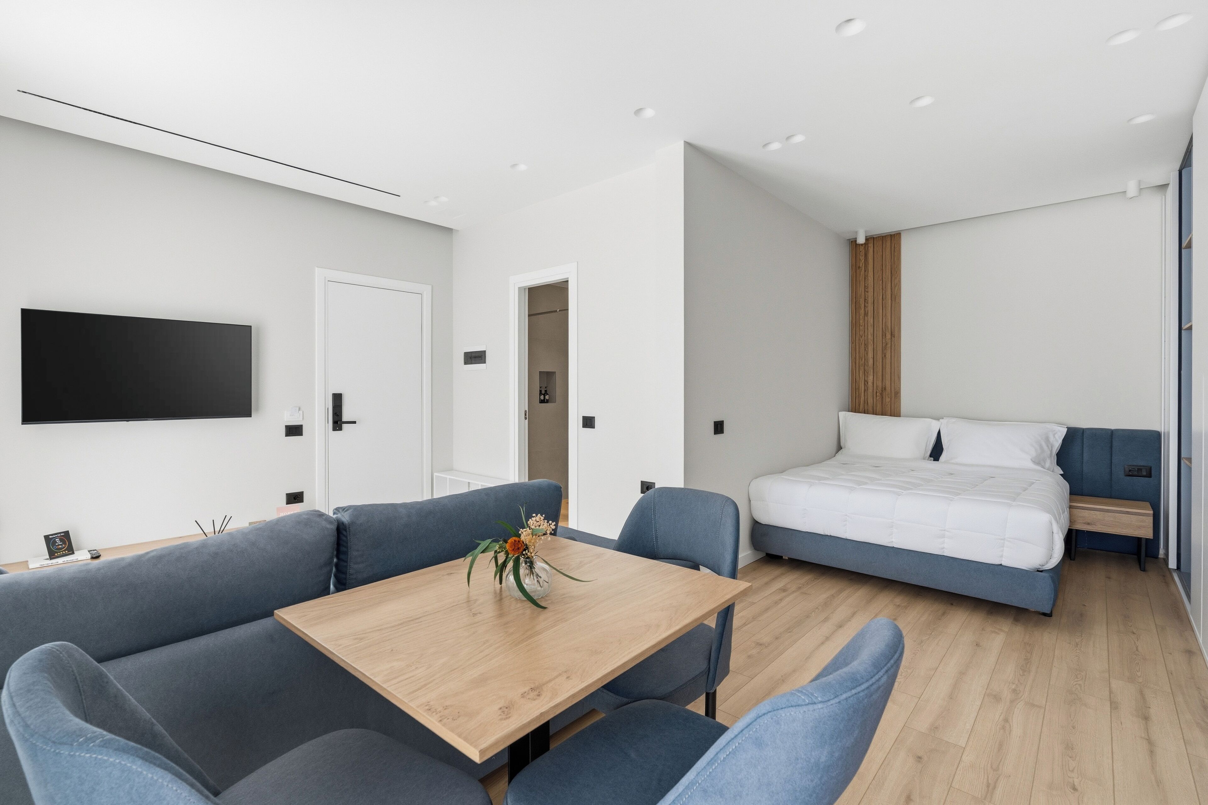 Deluxe Studio, Kitchen, Garden View | Interior