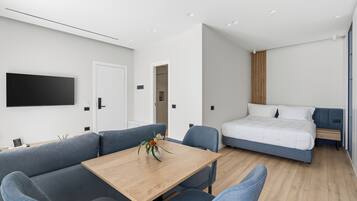Deluxe Studio, Kitchen, Garden View | Interior