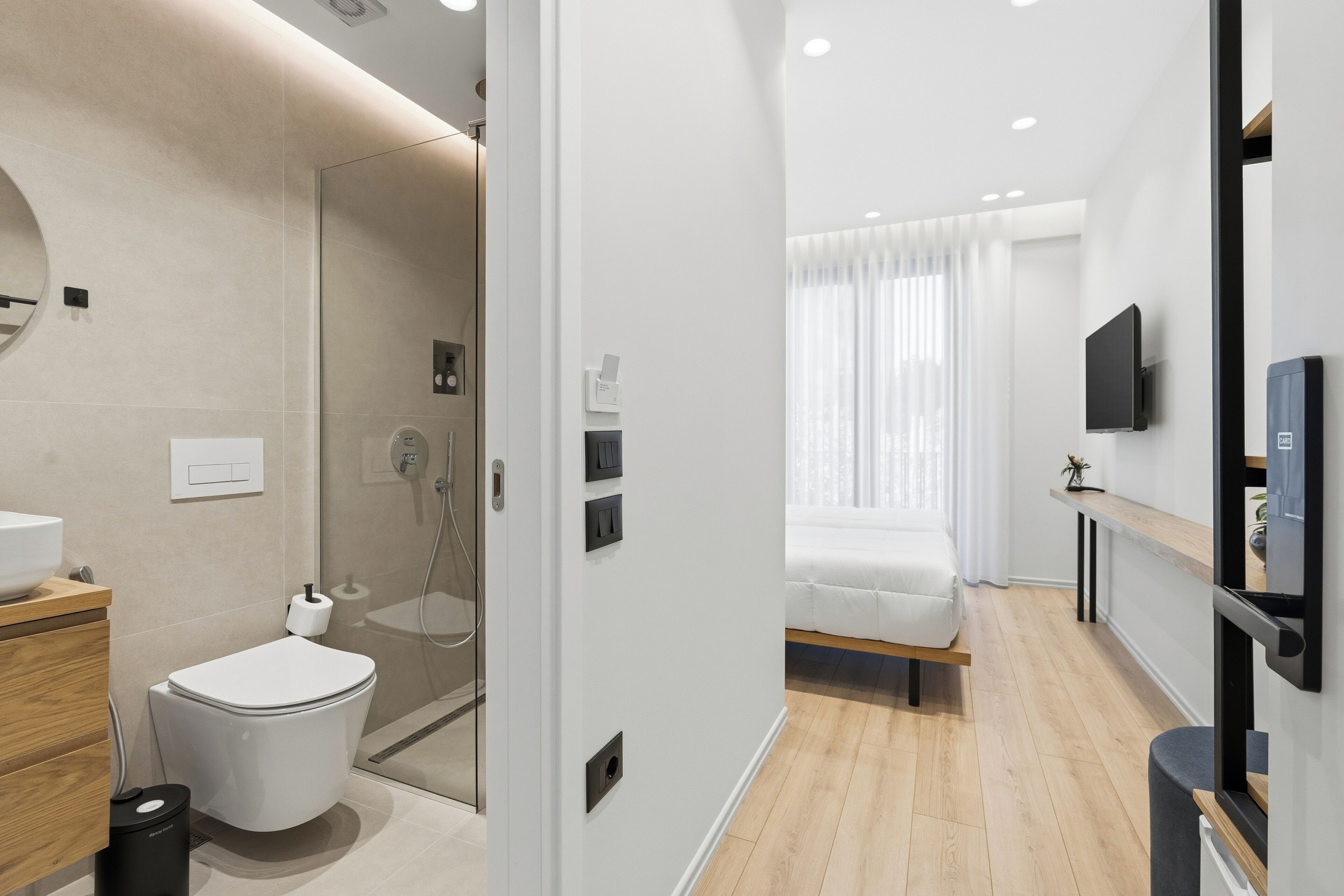 Comfort kamer, 2 eenpersoonsbedden, balkon | Badkamer | Een douche, een haardroger, handdoeken, zeep