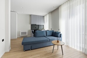 Deluxe Studio, Multiple Beds, Kitchen, Garden View | Living area