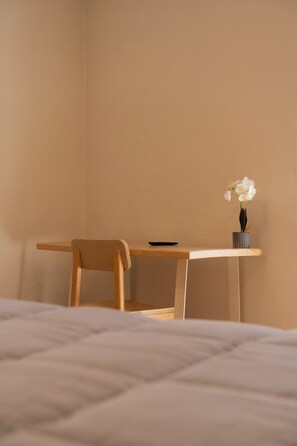 Bureau, espace de travail pour ordinateur portable, rideaux occultants