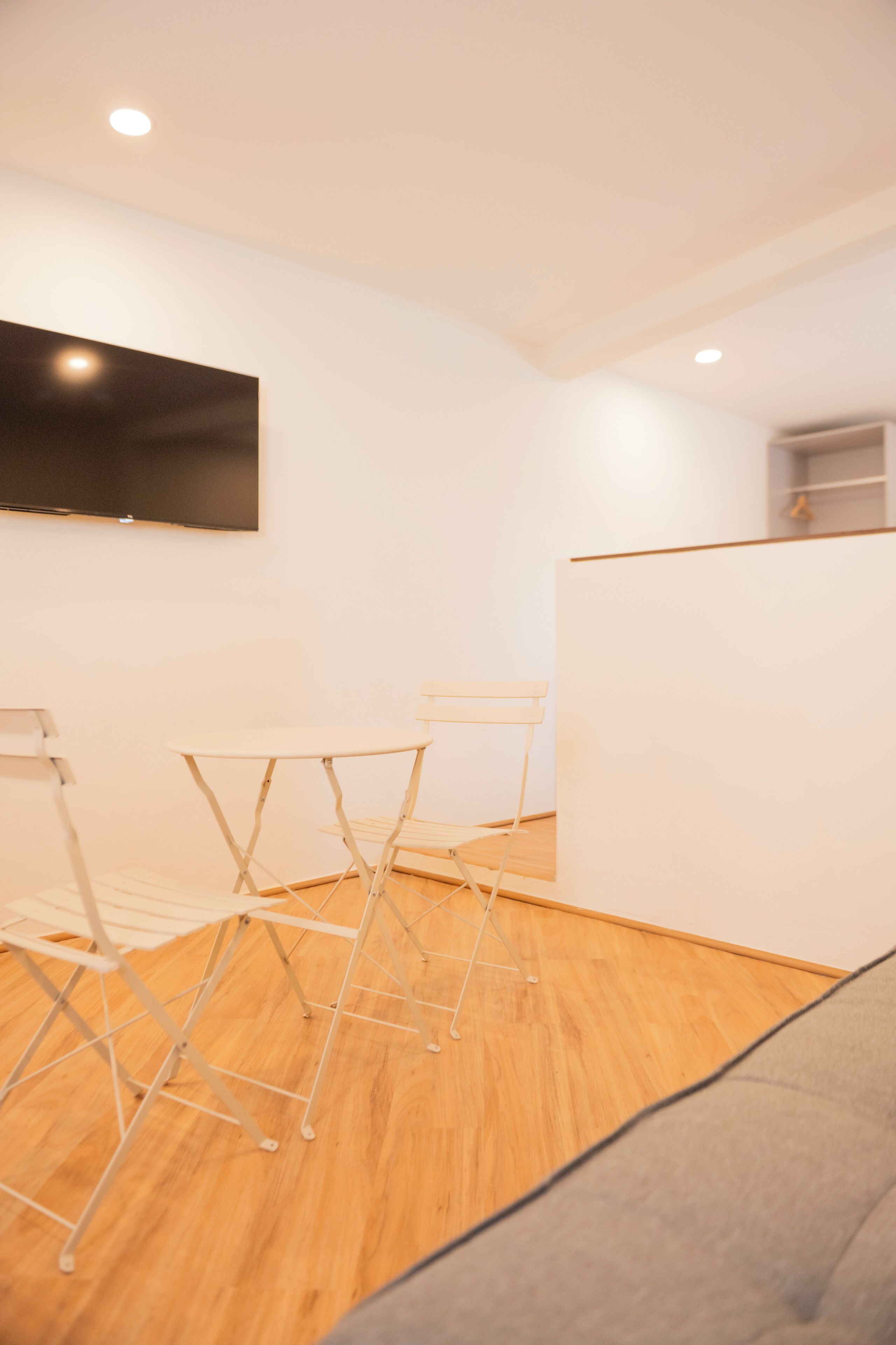 Escritorio, espacio para trabajar con laptop y cortinas blackout 