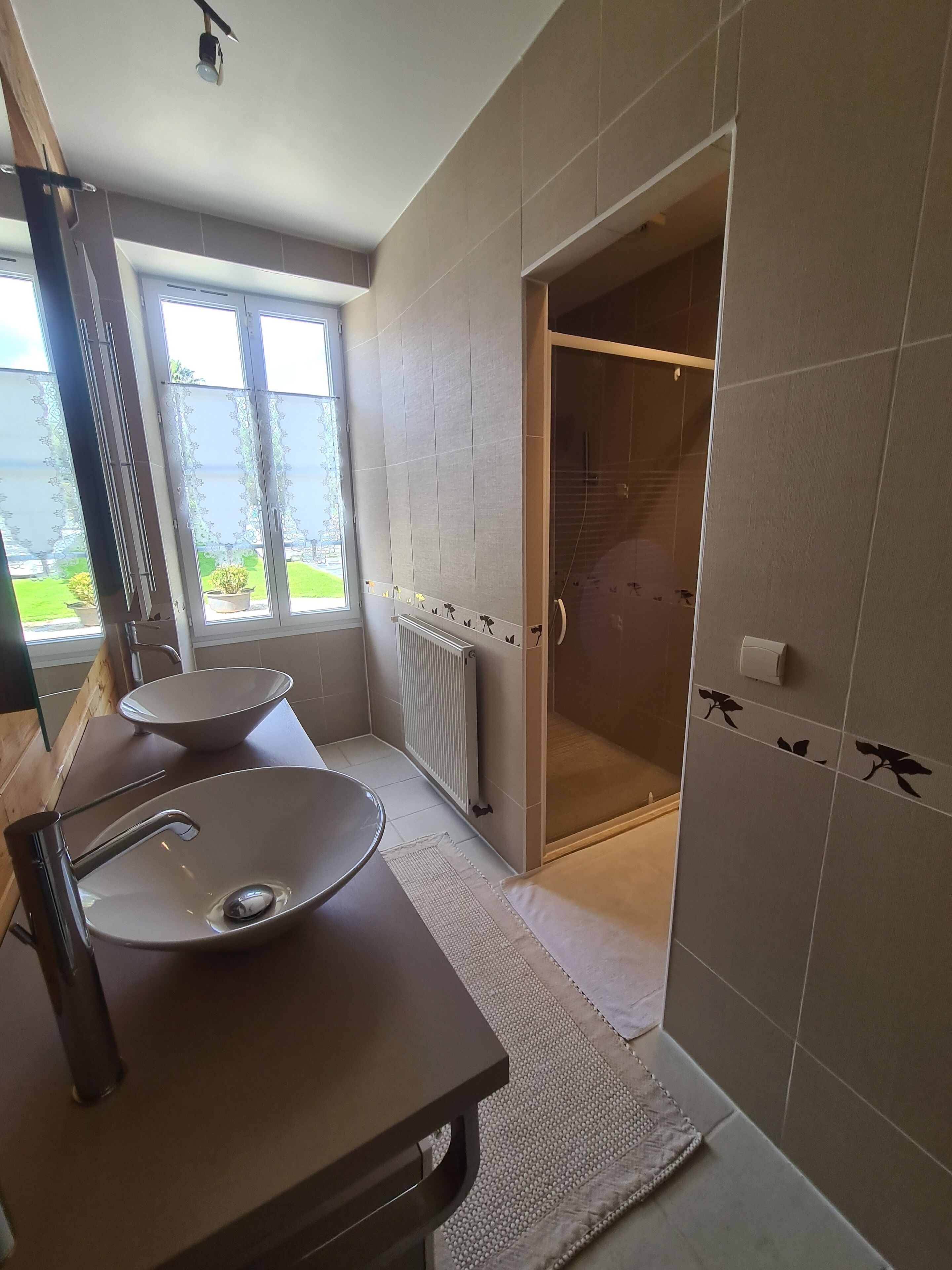 Een douche, een haardroger, toiletpapier