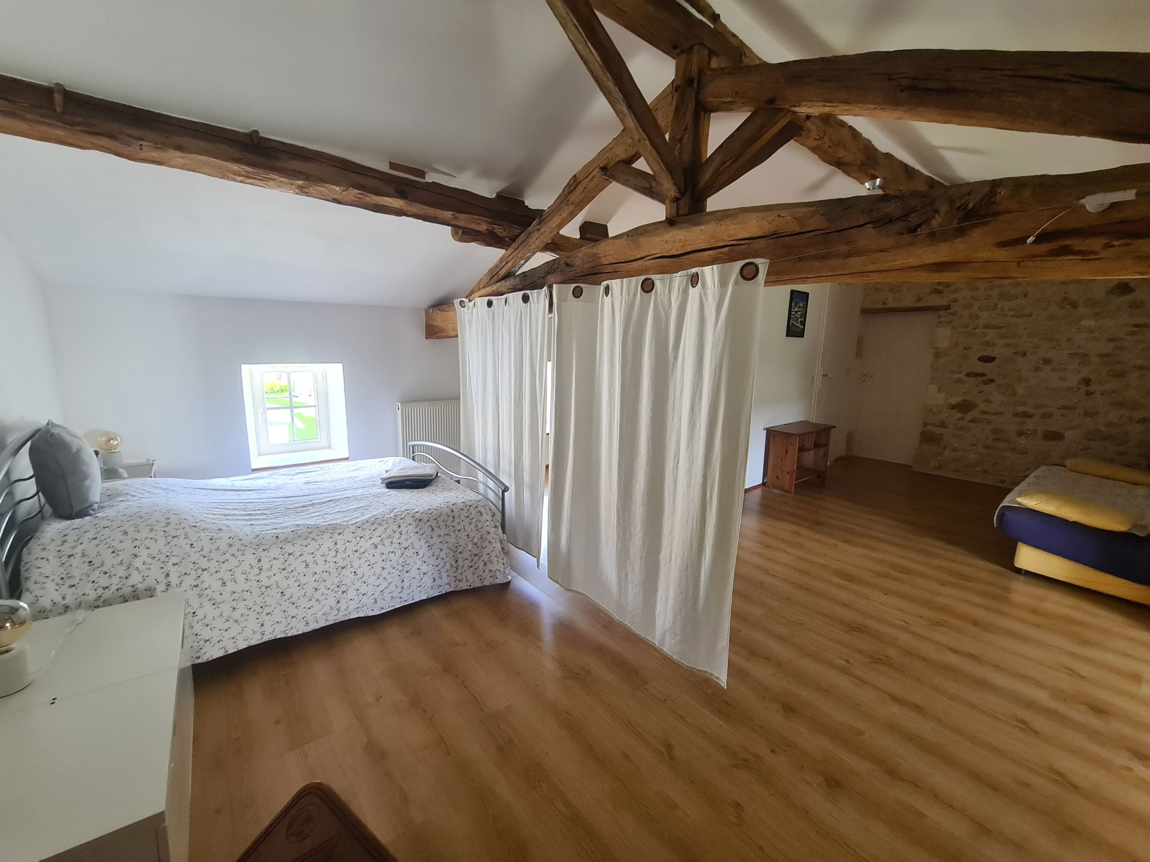 4 slaapkamers, een bureau, een strijkplank/strijkijzer, reisbedje