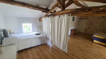 4 slaapkamers, een bureau, een strijkplank/strijkijzer, reisbedje
