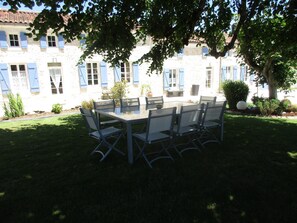 Outdoor dining - Longère charentaise 10 persons near SAINTES, ROCHEFORT ? OLERON ISLAND (Sainte-Radegonde)
