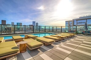 Utomhuspool och uppvärmd pool