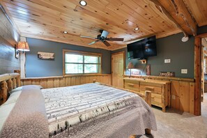 Room - Cozy Birch Suite – Fireplace, Lake Access & Trail Nearby (Cable)