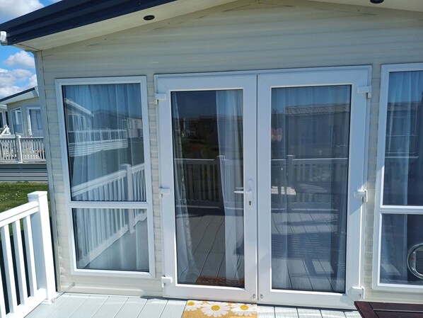 Exterior detail - Holiday Home, Sleeps 6, Balcony and mod Cons (New Milton)