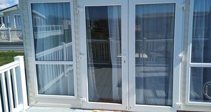 Holiday Home, Sleeps 6, Balcony and mod Cons
