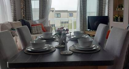 Holiday Home, Sleeps 6, Balcony and mod Cons