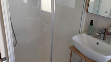 Shower, pengering rambut, dan handuk
