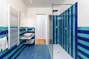 Departamento Deluxe, balcón, vista al mar | Baño | Regadera, secadora de cabello, toallas, jabón 