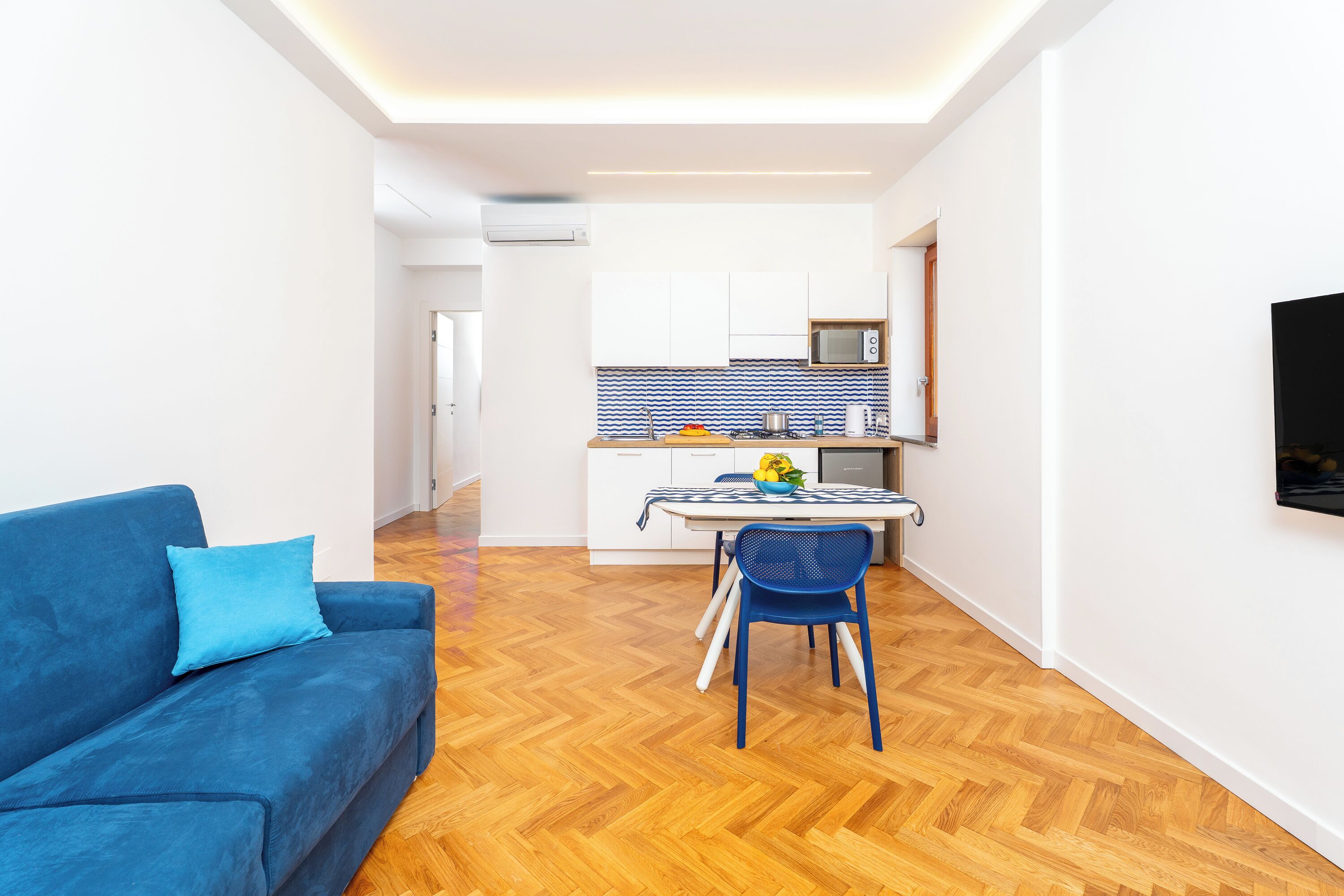 Departamento Deluxe, balcón, vista al mar | Área de sala de estar | Televisión de pantalla plana de 32 pulgadas con canales digitales 