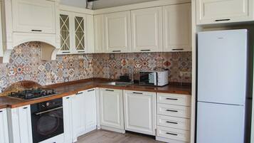Full-size fridge, microwave, oven, stovetop
