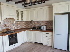 Refrigerador con congelador, microondas, horno y parrilla de estufa 