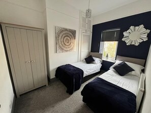 Room - Seaside Cottage Opposite Beach Sleeps 6 Pets ok (Southend-on-Sea)