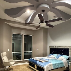 4 bedrooms, WiFi, bed sheets - One of a Kind custom 4-bedroom home with gorgeous ceilings design in Humble (Humble)