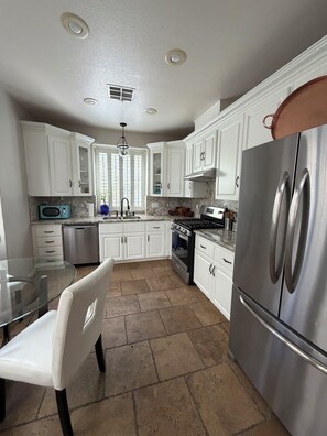 Private kitchen - Quiet luxury desert retreat Nataly’s 2 bedroom house with pool Summerline   (Las Vegas)