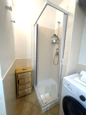 Douche, sèche-cheveux, serviettes fournies