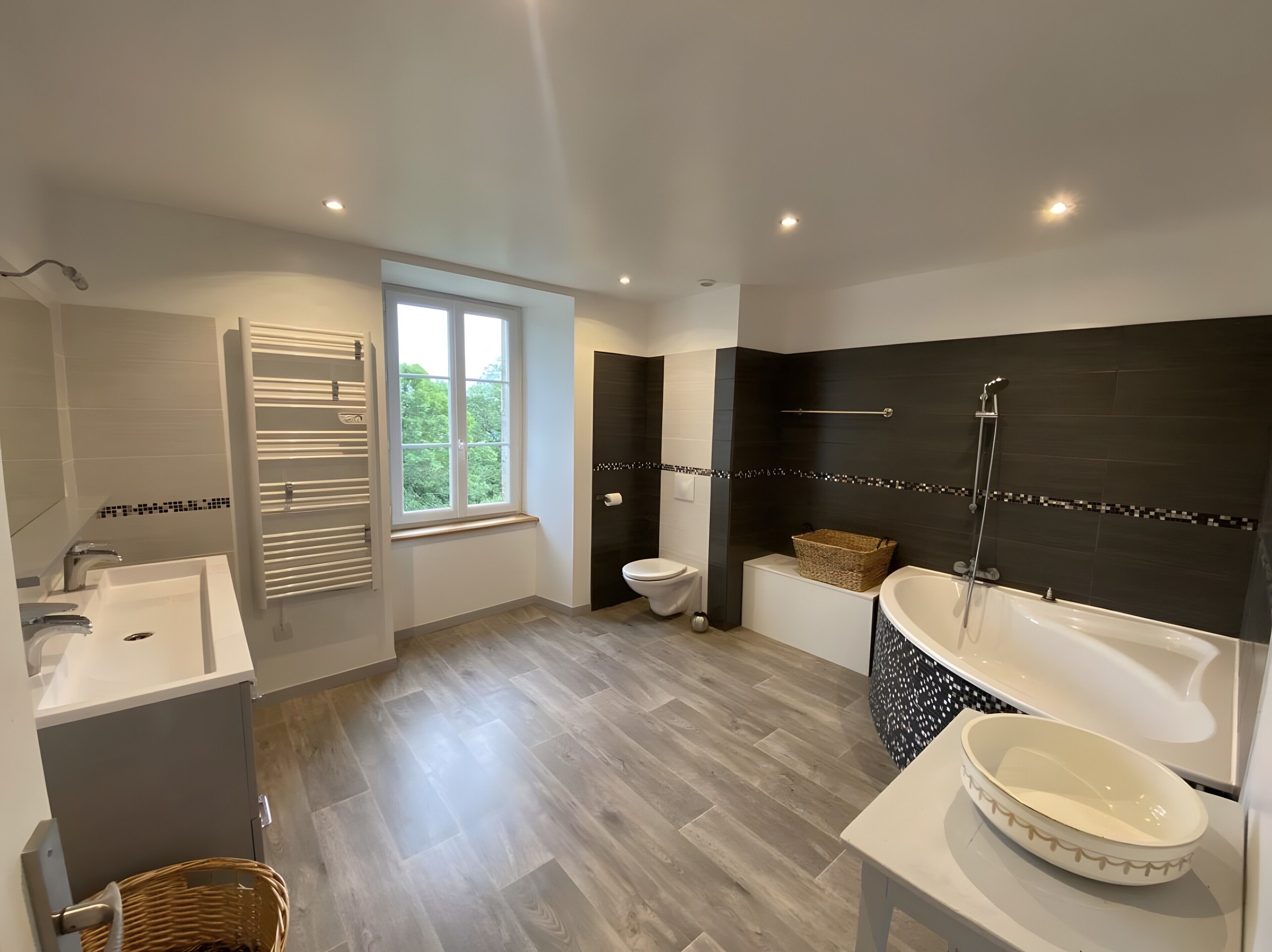 Een douche, een haardroger, handdoeken