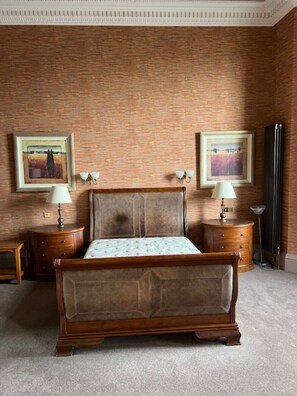 2 habitaciones, escritorio, tabla de planchar con plancha y wifi gratis 