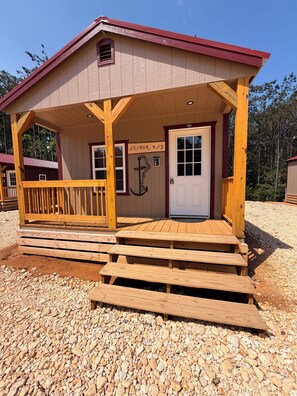 Exterior detail - Tranquil 1-bedroom cabin with 2 beds and a large couch. Near pickwick lake (Iuka)
