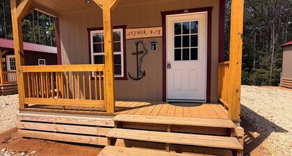 BRAND NEW!! 1 bedroom cabin with two beds and a large couch. Near pickwick lake