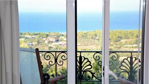 Un balcone con vista sul mare e sulla città.