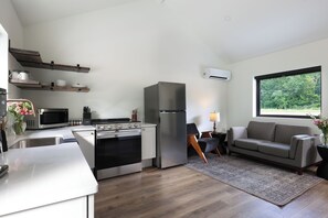 Wasserkocher mit Kaffee-/Teezubehör, Kühlschrank, Mikrowelle, Ofen