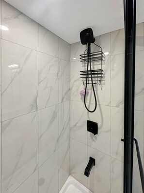 Shower, hair dryer, towels, soap - Private Suite w/ Full Kitchen Near Banff National Park (Cochrane)