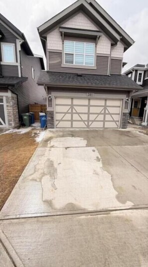 Property grounds - Private Suite w/ Full Kitchen Near Banff National Park (Cochrane)