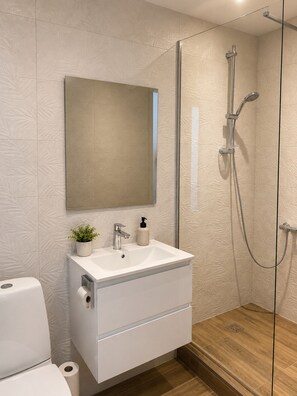Shower, hair dryer, towels, soap - Bright Modern Flat Near Old Town and Tram (Tallinn)