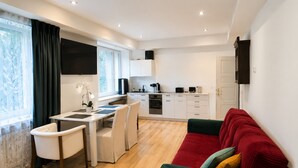Eine moderne Wohnung mit Essbereich, Küche und Wohnzimmer.