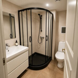 Shower, hair dryer, towels, soap - Bright Modern Flat Near Old Town and Tram (Tallinn)