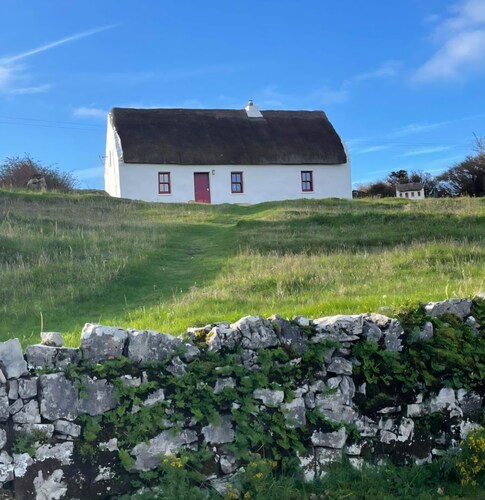 Beautiful cottage with ocean views on Inishmore, accommodating up to 4 people