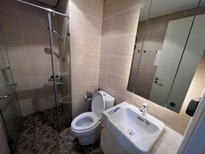 Apartamento luxo, sacada, vista para a cidade | Banheiro | Produtos de toalete grátis, secador de cabelo, toalhas de banho 