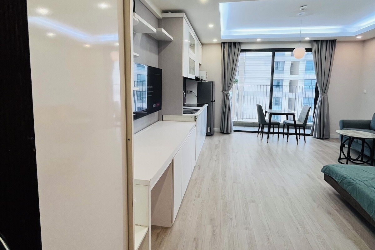 Un apartamento moderno con kitchenette, comedor y sofá.
