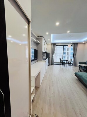 Un appartement moderne doté d’une kitchenette, d’un coin repas et d’un canapé.