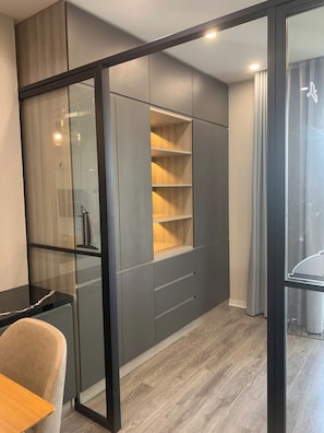 Une chambre moderne équipée d’une armoire intégrée, d’un bureau et d’une chaise.